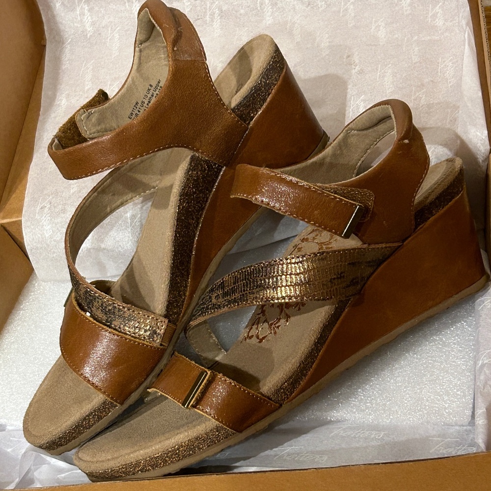 Like NEW! Aetrex Leather Strap Wedge Women's
